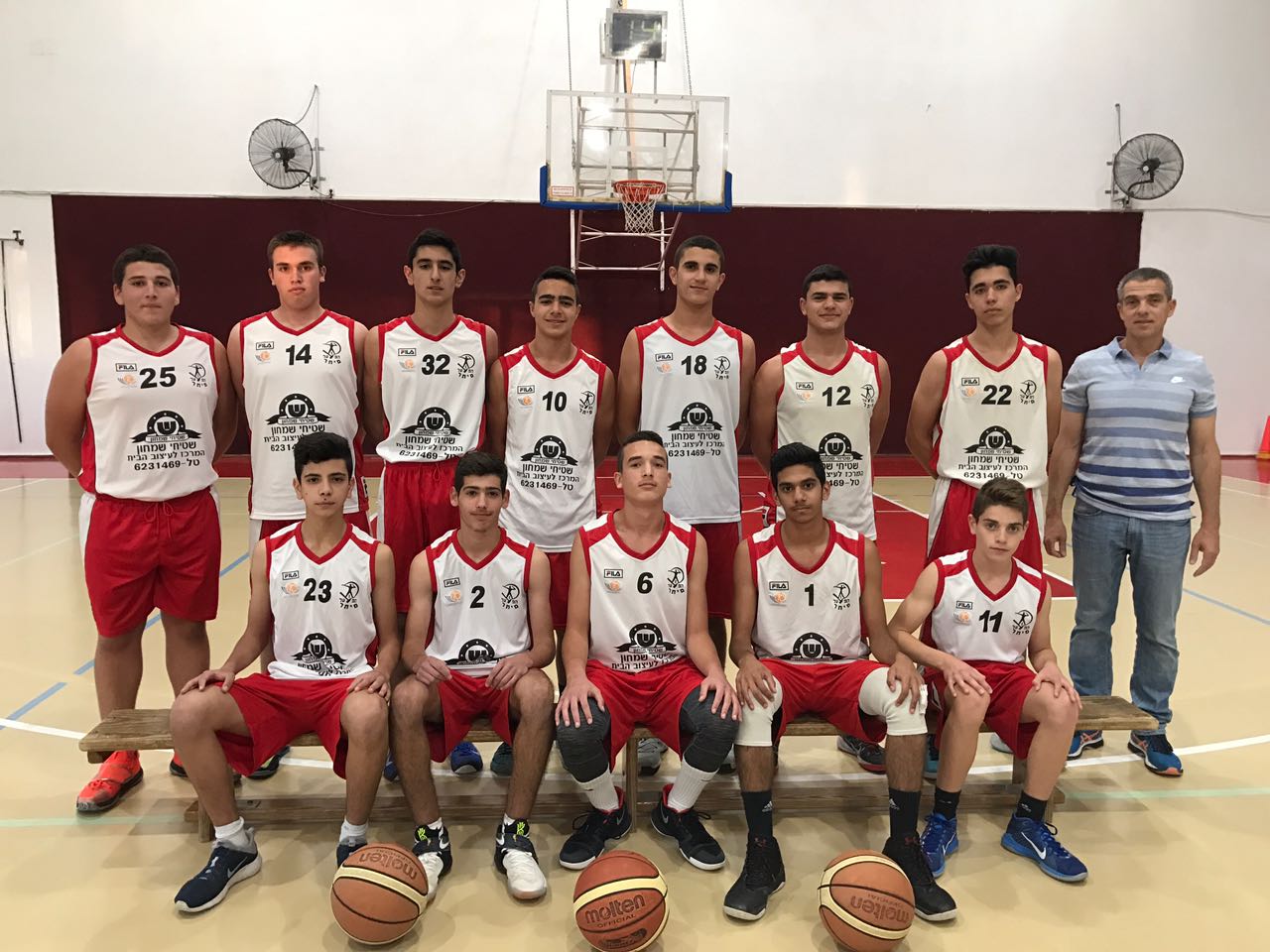 קבוצת נערים הפועל מיתר. אלופת המחוז לעונת 2016/17 (צילום: באדיבות המועדון)